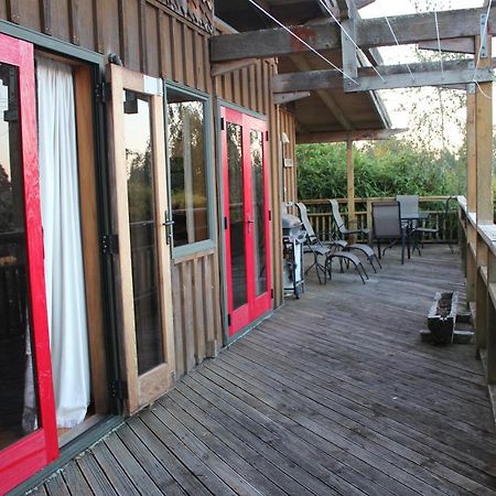 Treetop Hideaway - Taupo Holiday Home Extérieur photo