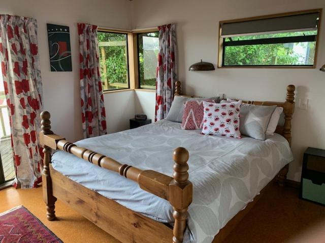Treetop Hideaway - Taupo Holiday Home Extérieur photo
