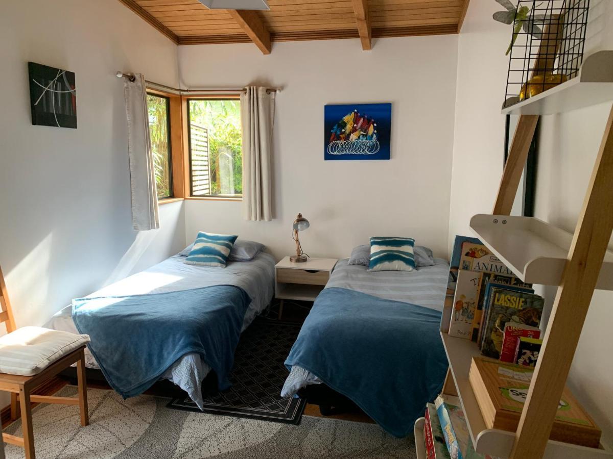 Treetop Hideaway - Taupo Holiday Home Extérieur photo
