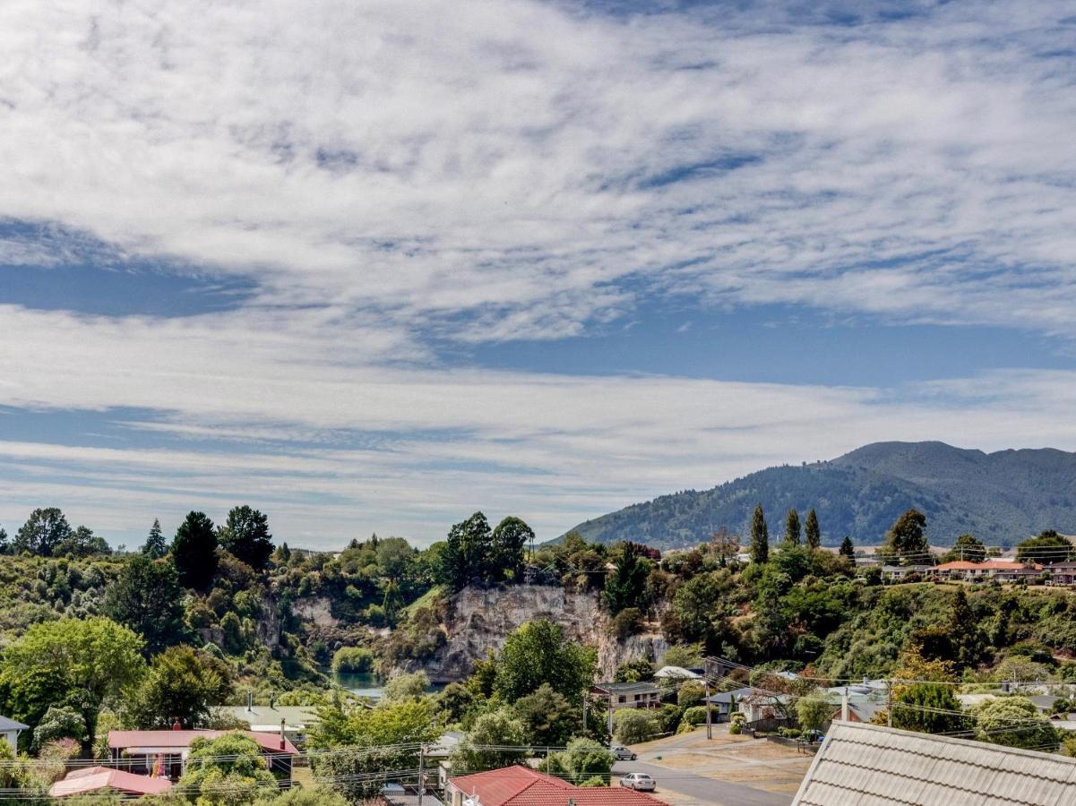 Treetop Hideaway - Taupo Holiday Home Extérieur photo