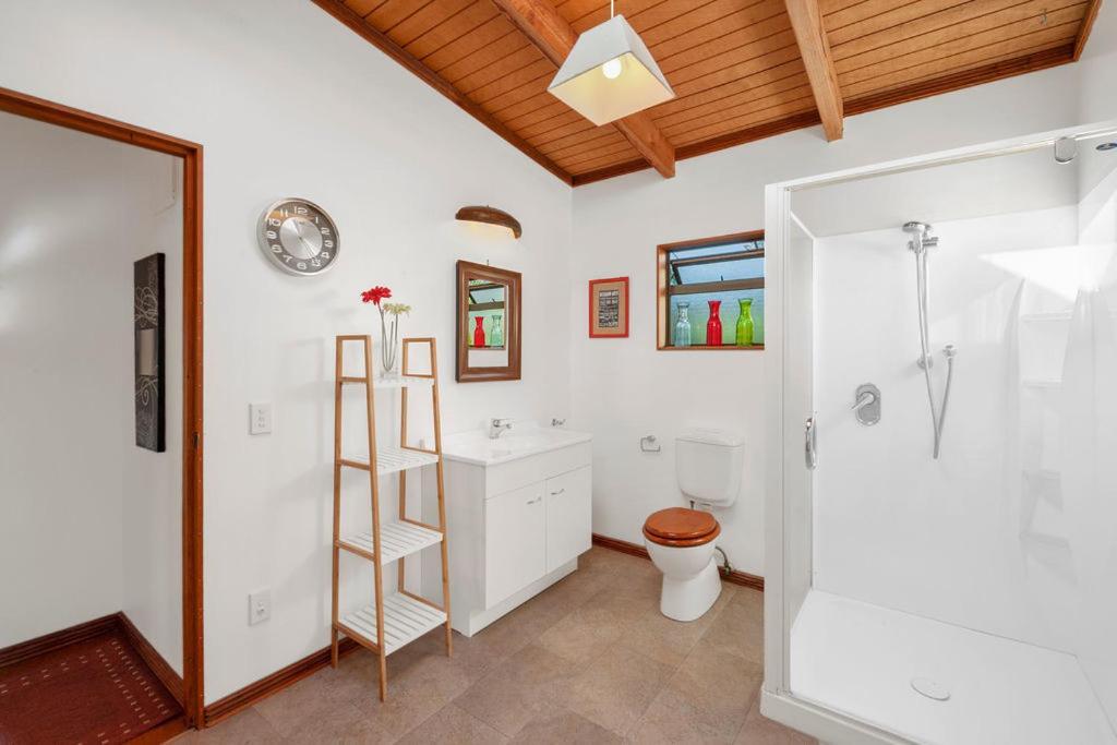 Treetop Hideaway - Taupo Holiday Home Extérieur photo