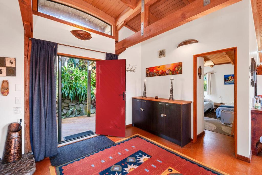Treetop Hideaway - Taupo Holiday Home Extérieur photo