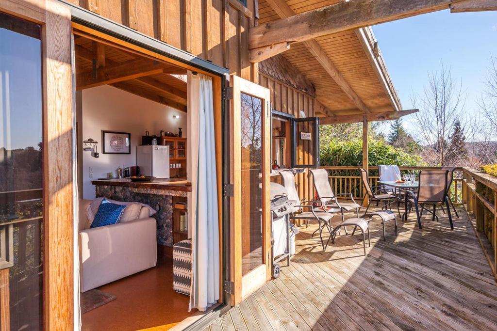 Treetop Hideaway - Taupo Holiday Home Extérieur photo