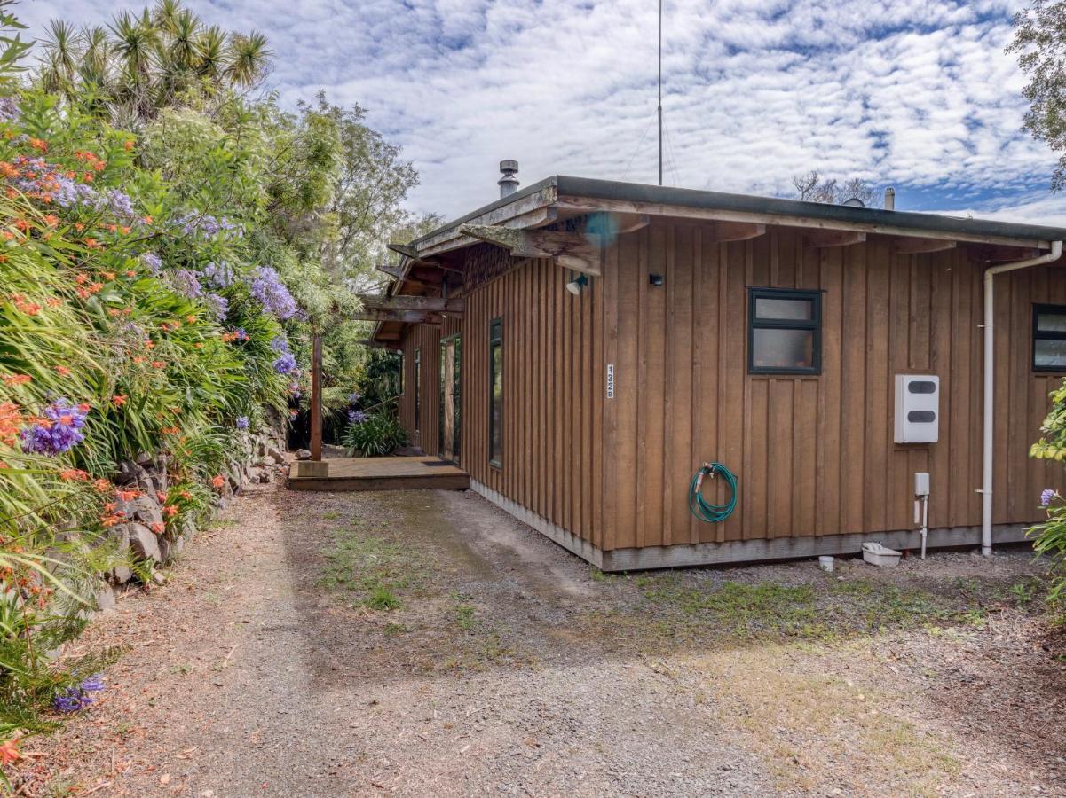 Treetop Hideaway - Taupo Holiday Home Extérieur photo